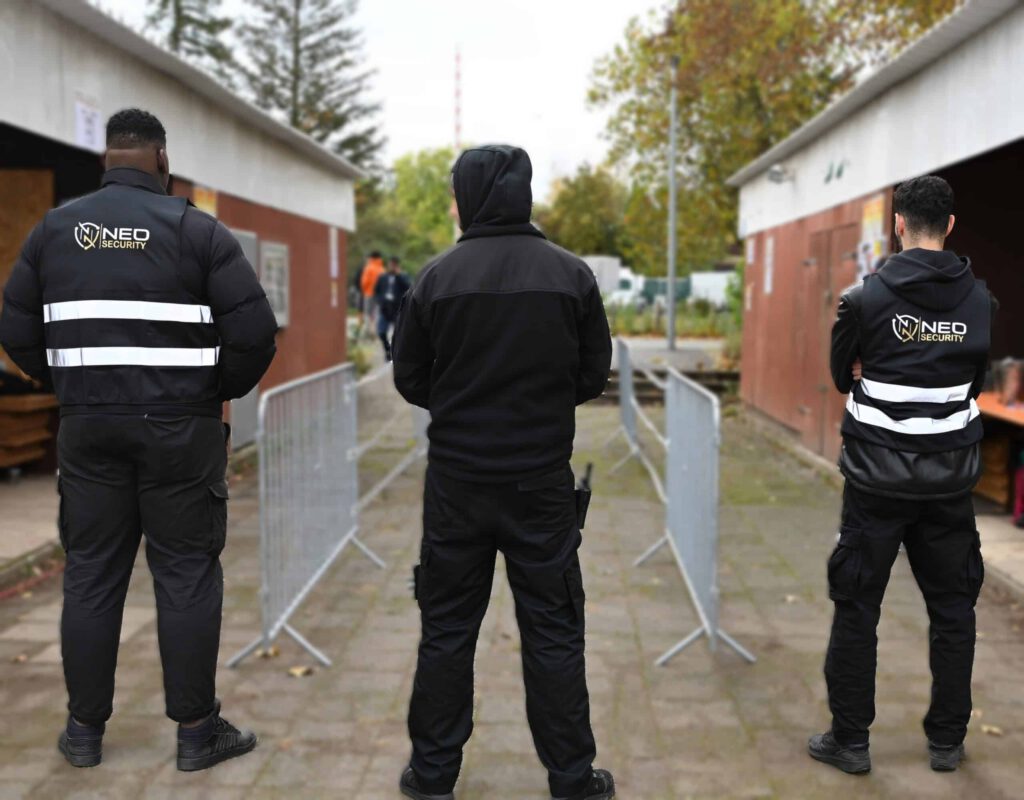 Sicherheitsmitarbeiter von NEO Sicherheit sichern den Einlass einer Veranstaltung