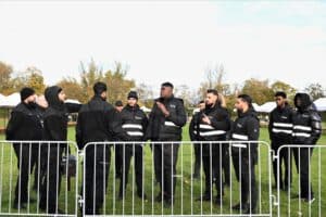 Einsatzbesprechung des NEO-Sicherheitsteams vor einer Veranstaltung